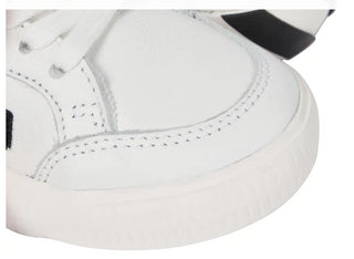 Off-White Sneakers Vulcanized OGIA001F con lacci