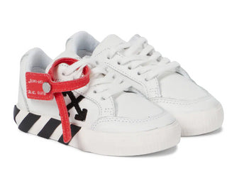 Off-White Sneakers Vulcanized OGIA001F con lacci